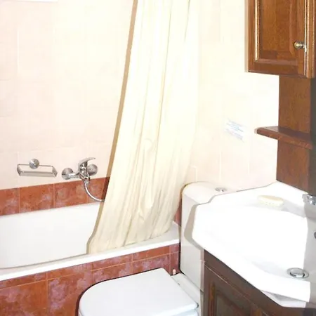 3 Bedrooms At Kiato 100 M Away From The Beach With Sea View Jacuzzi And Enclosed Garden *