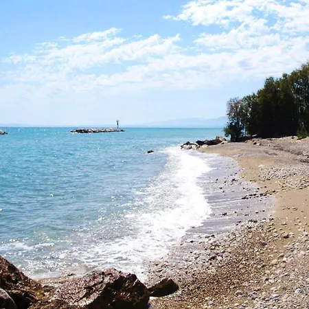 3 Bedrooms At Kiato 100 M Away From The Beach With Sea View Jacuzzi And Enclosed Garden *